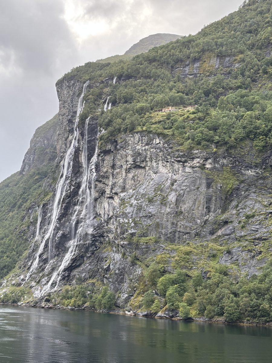 Ausflugsfoto - in Geirangerfjord - Norwegen - Nordeuropa - Kreuzfahrt mit AIDAprima - 2026 - Bild 2