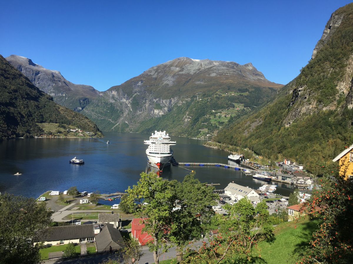 Ausflugsfoto - in Geirangerfjord - Norwegen - Nordeuropa - Kreuzfahrt mit AIDAperla - 2024 - Bild 2