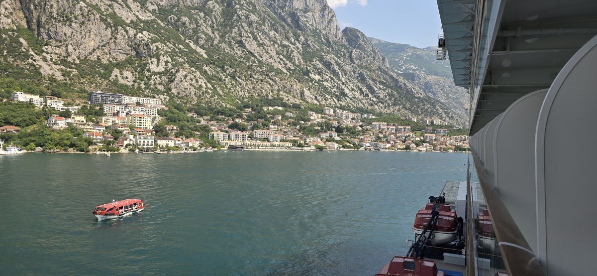 Kabinenfoto - auf Mein Schiff 6 - Balkonkabine - Nummer 8150 - Kreuzfahrt Mittelmeer - 2024 - Bild 3