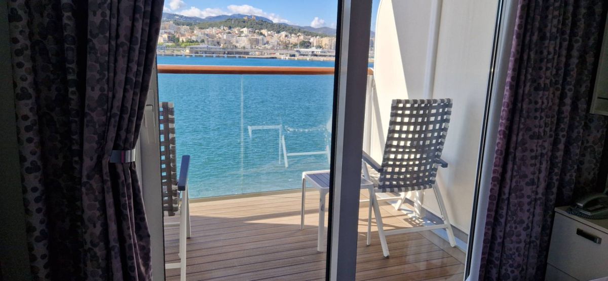 Kabinenfoto - auf Mein Schiff 1 - Balkonkabine - Nummer 7064 - Kreuzfahrt Mittelmeer - 2025 - Bild 3
