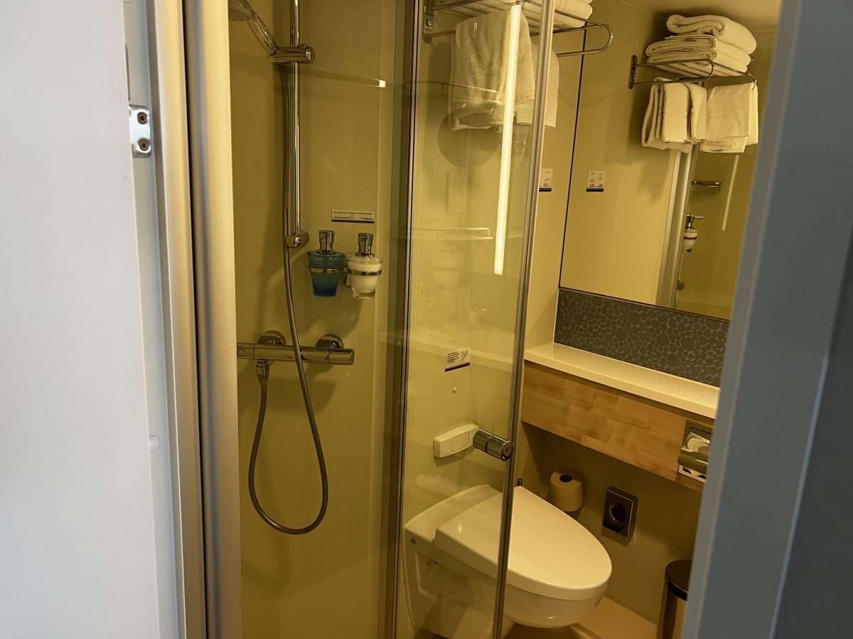 Kabinenfoto - auf Mein Schiff 2 - Balkonkabine - Nummer 7046 - Kreuzfahrt Nordeuropa - 2026 - Bild 4