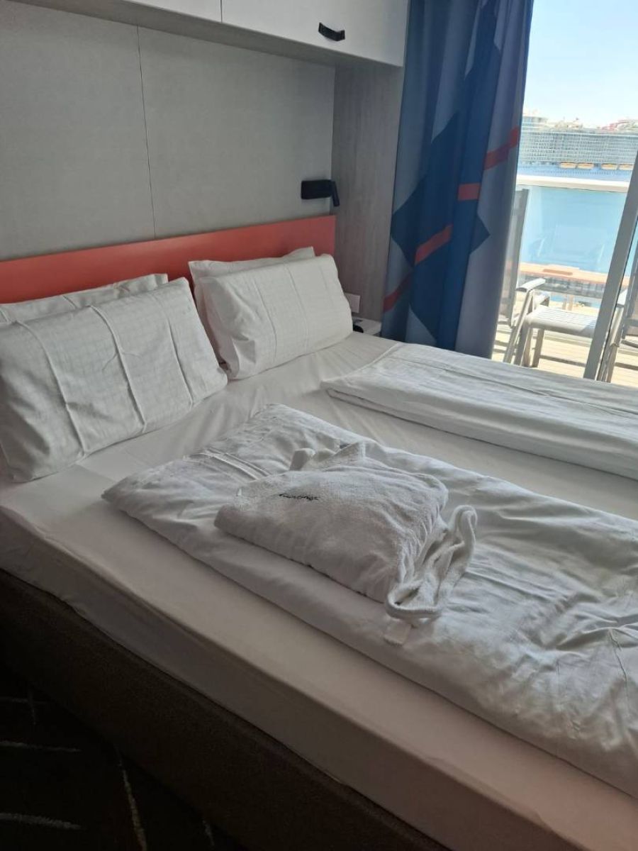 Kabinenfoto - auf Mein Schiff Relax - Balkonkabine - Nummer 12043 - Kreuzfahrt Mittelmeer - 2025 - Bild 3