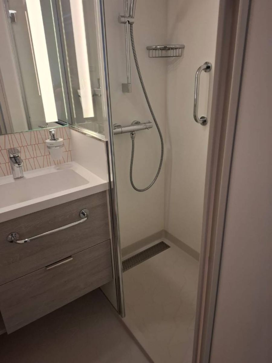 Kabinenfoto - auf Mein Schiff Relax - Balkonkabine - Nummer 12043 - Kreuzfahrt Mittelmeer - 2025 - Bild 4